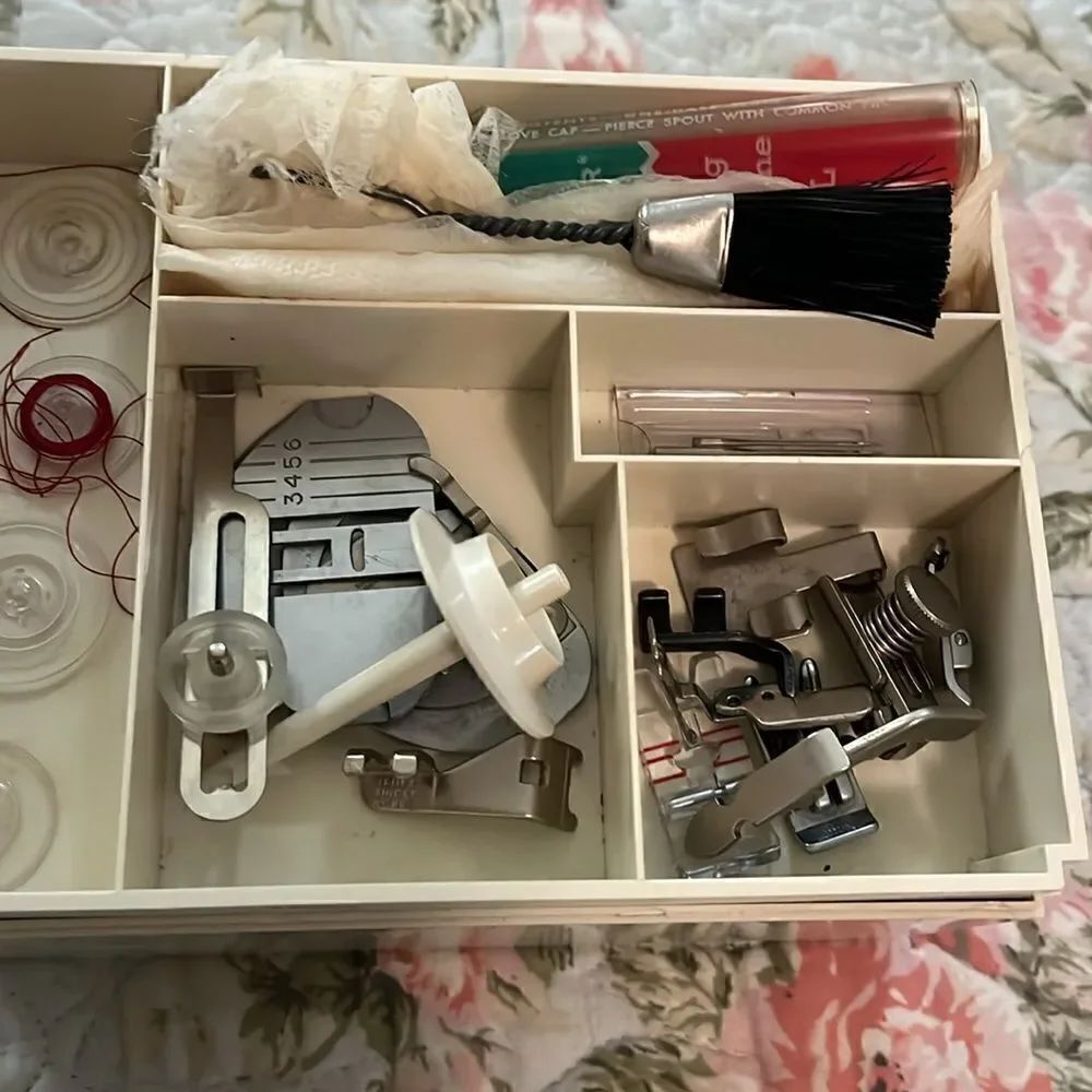 Singer, sewing machine attachments - Picture 6 of 7